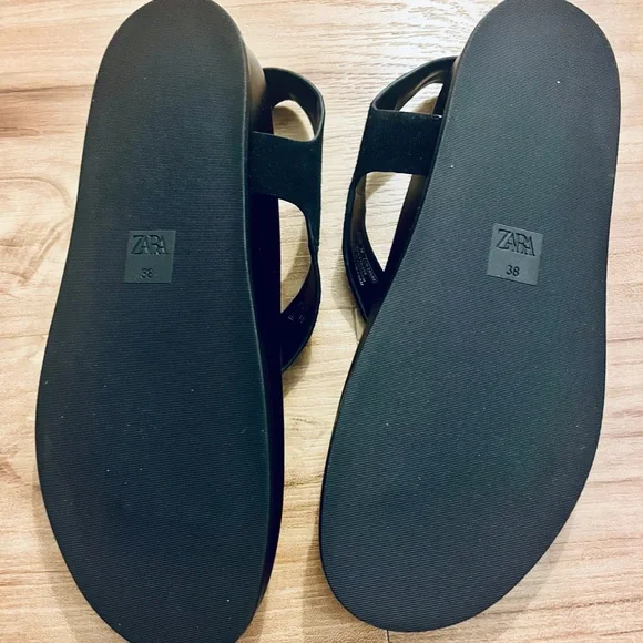 Zara Black Sandals with Toe-Loop Design - Picture 3 of 7